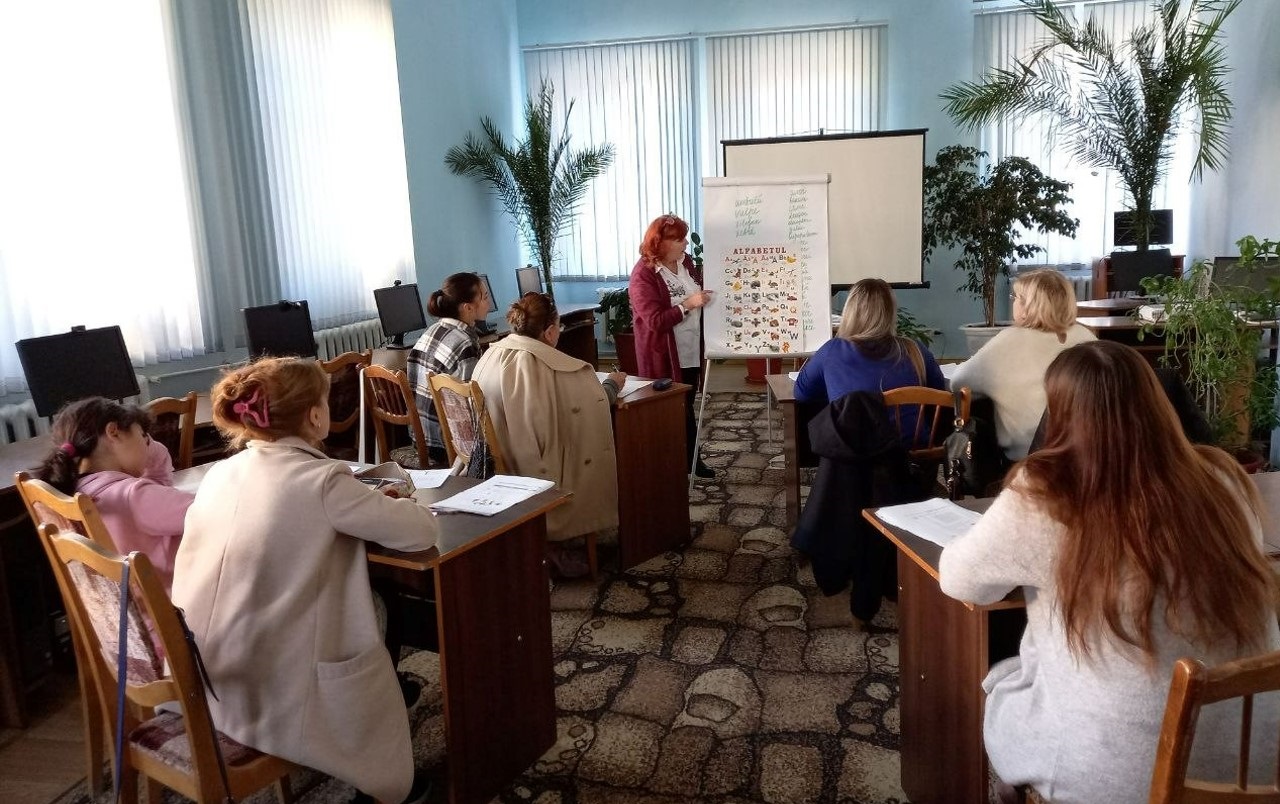 Lecții de limbă română într-un proiect pentru refugiatele din Ucraina desfășurat de Centrul de Drept al Femeilor.