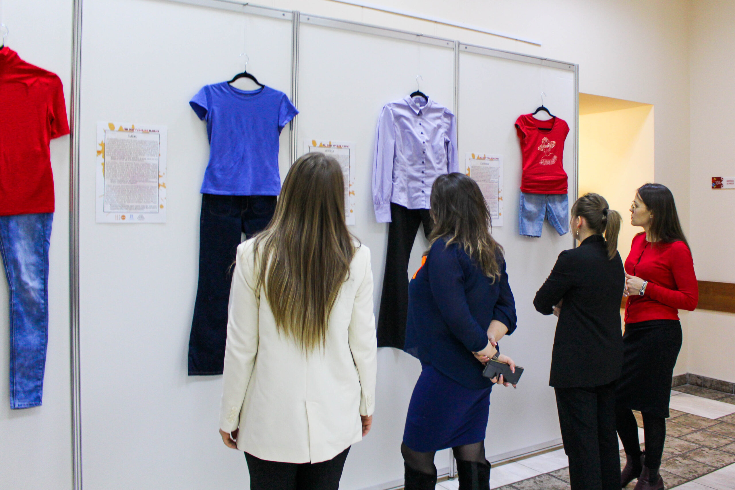 O expoziție de haine ale supraviețuitoarelor violenței sexuale a fost lansată la Institutul Național al Justiției